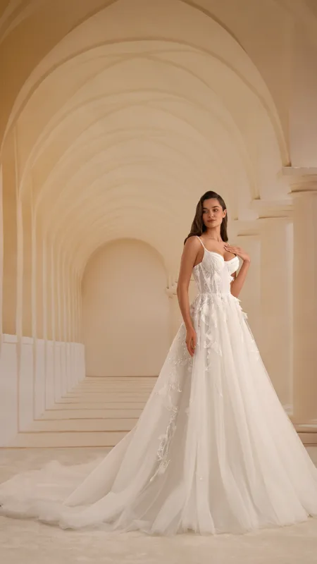 Νυφικό Berze με δαντέλα και λεπτές τιράντες – Mon Amour Bridal