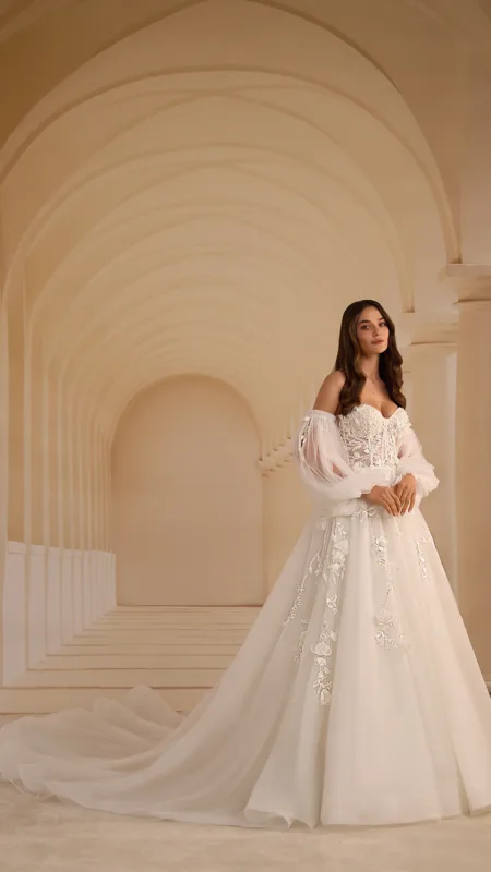 Νυφικό Klear με δαντέλα και μανσέτες – Mon Amour Bridal