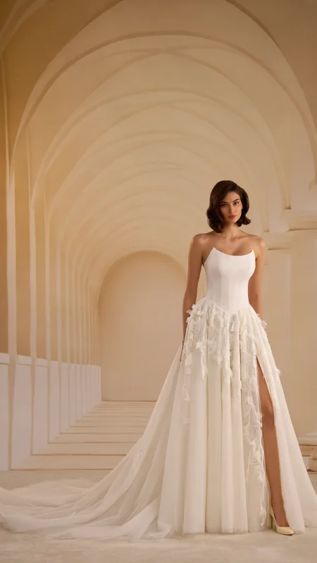 Νυφικό Kristine με σατέν bustier και ανοιχτή πλάτη