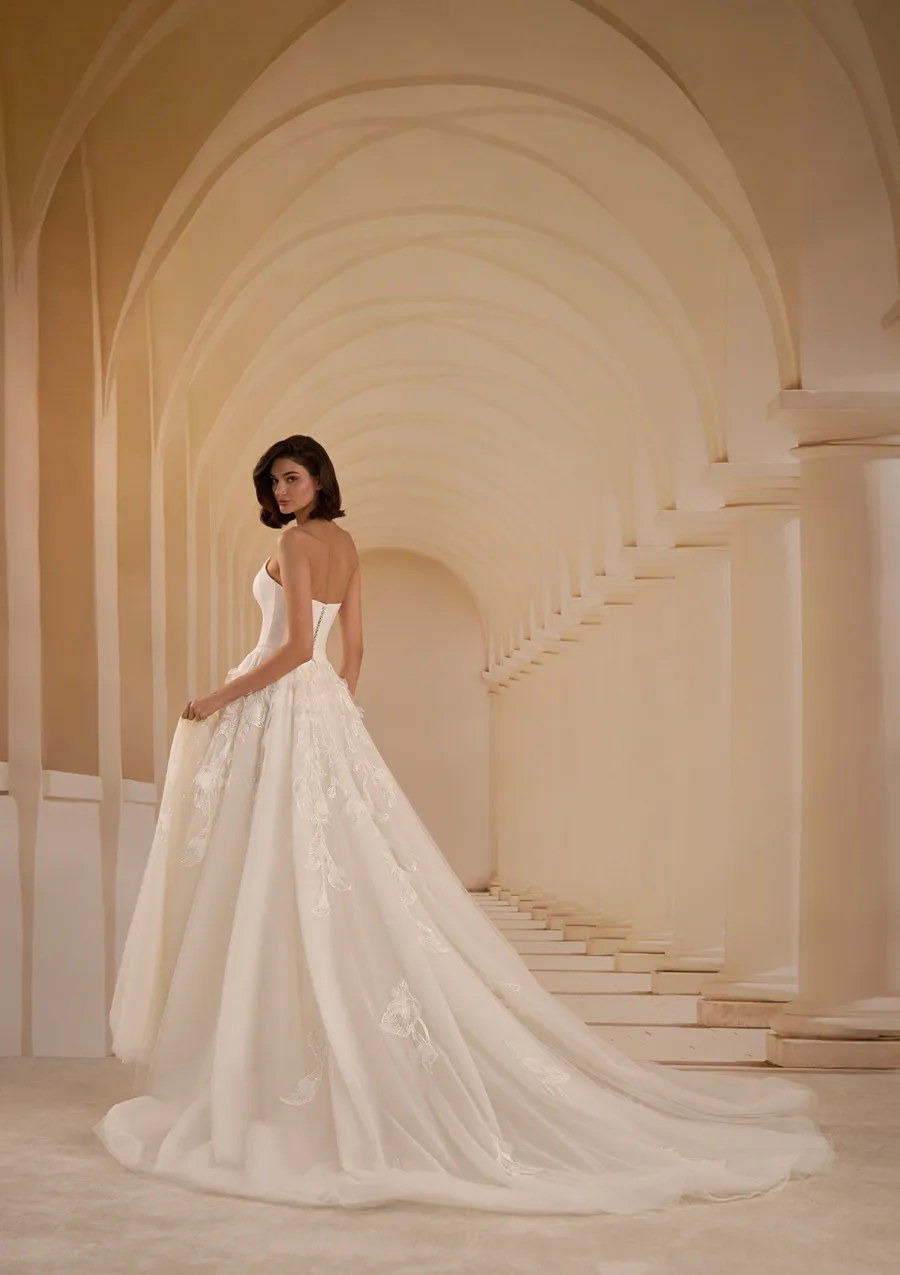 Νυφικό Kristine | Νυφικά φορέματα και είδη γάμου Mon Amour Bridal